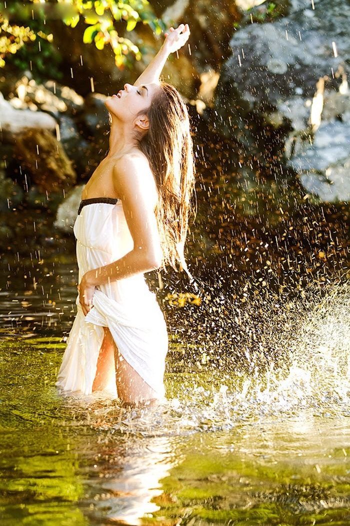 Marie Avgeropoulos in Apia